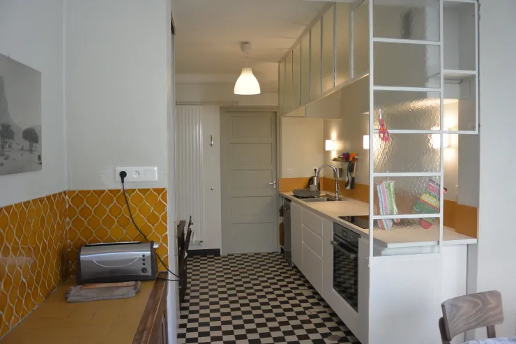 Cuisine, vue du coin repas au rez-de-chaussée