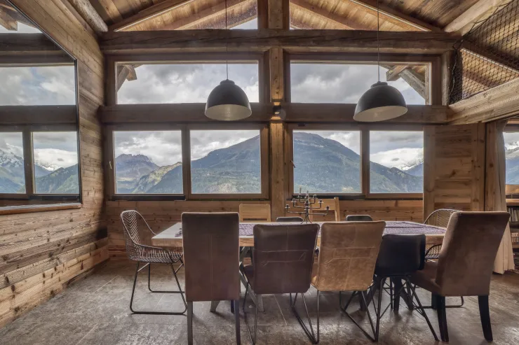 Spacious dining area (summer view)