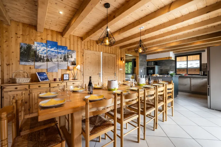 La salle à manger avec sa grande table conviviale