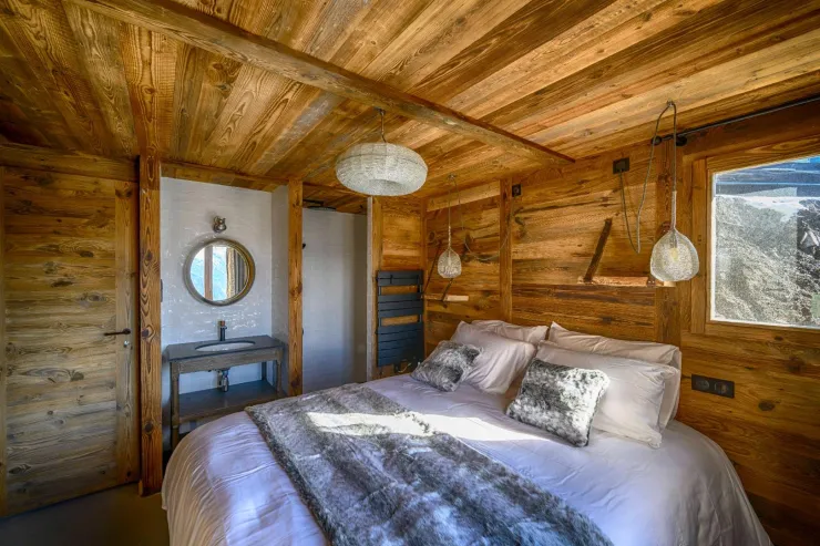 une chambre double toute avec douche et lavabo
