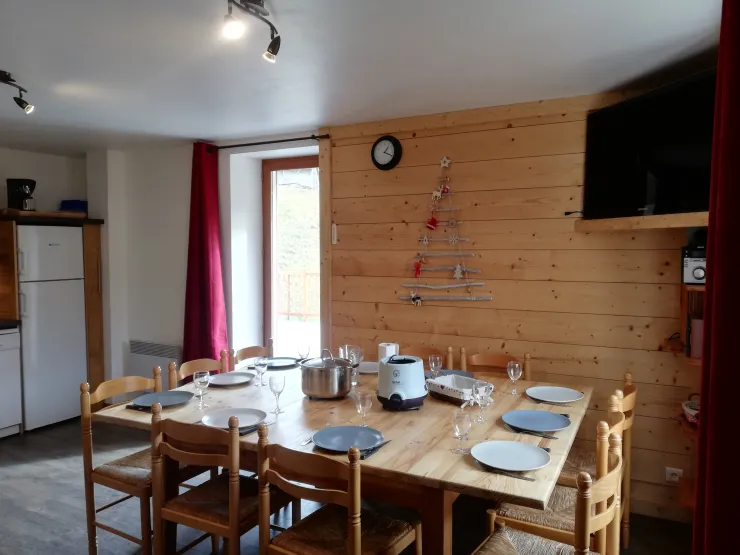 séjour gite 2 avec sa grande TV et l'accès sur la terrasse