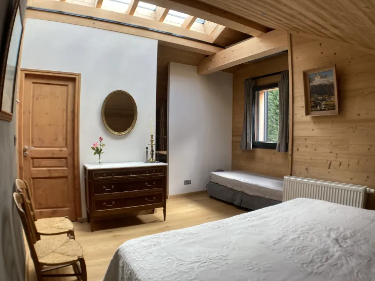 All the rooms have wooden floors, the walls are wooded or covered with natural plaster, the radiator heating is powered by a heat pump and geothermal energy. Rolling shutters at each window. Roof window concealed by custom blind.