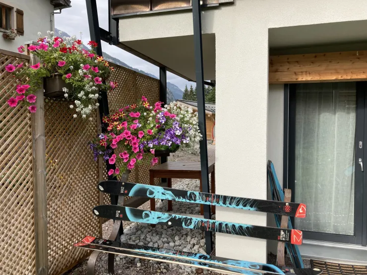 Very beautiful view of the surrounding peaks, Massif des Aiguilles Rouges. Small private garden with outside furniture and several resting benches. Private parking.