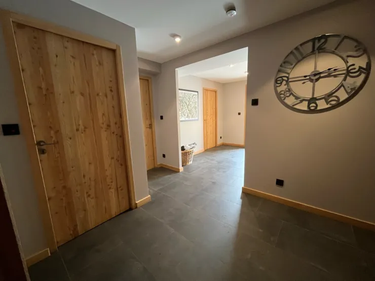 Rez de Chaussée :
Portes de gauche à droite :
    - Local à ski et buanderie.
    - Salle de bain.
    - Dortoir (6 lits)