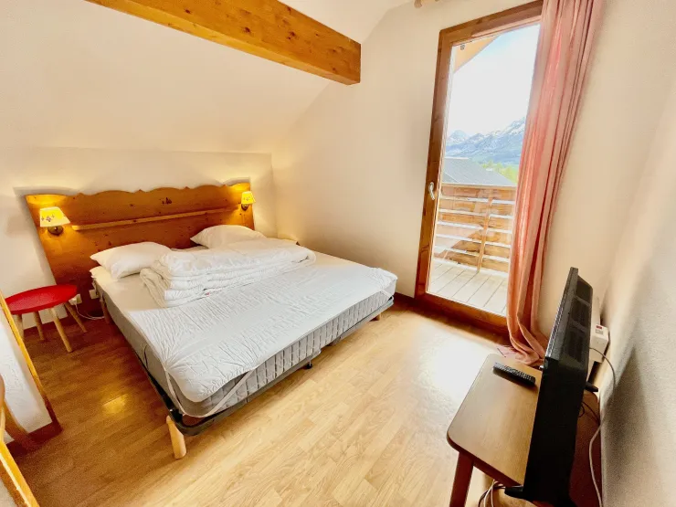 Première chambre avec deux lits simples ou un lit double