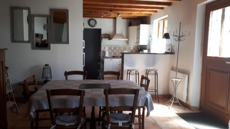 La salle principale avec le coin repas