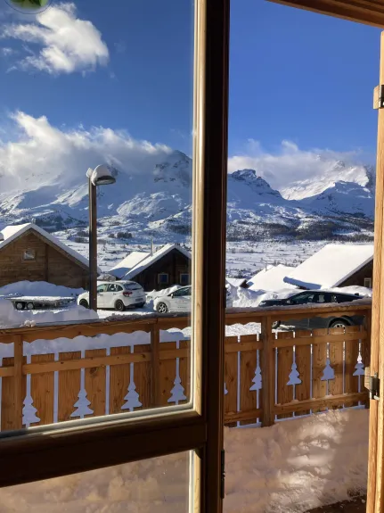 Vue depuis la cuisine et la terrasse