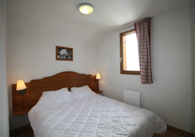 Chambre principale avec lit 160, couette et oreillers. Chauffage neuf Atlantis et un placard de rangement.