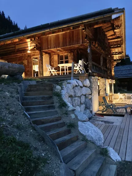 Two wooden terraces facing south and west—a large one (80m2) and a smaller one (40m2). Move easily between them and around the chalet with its wooden stairs. Your gas grill awaits you for delicious culinary experiences—grilled vegetables, meats, fish... B