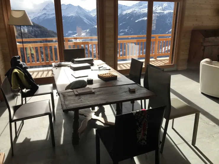 salle à manger face aux alpes