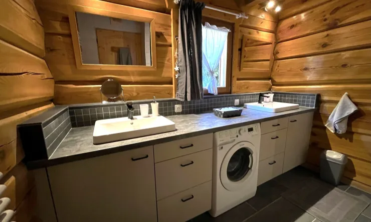 Nouvelle salle de bain avec douche. Niveau 1