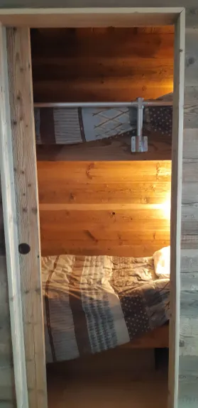 Chambre/cabine avec 2 lits simples superposés.