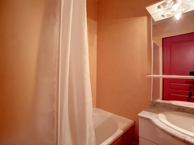 salle de bain avec baignoire