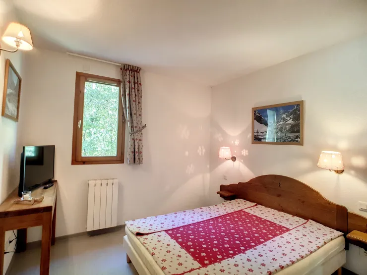 1 lit double en 140x190 avec couverture