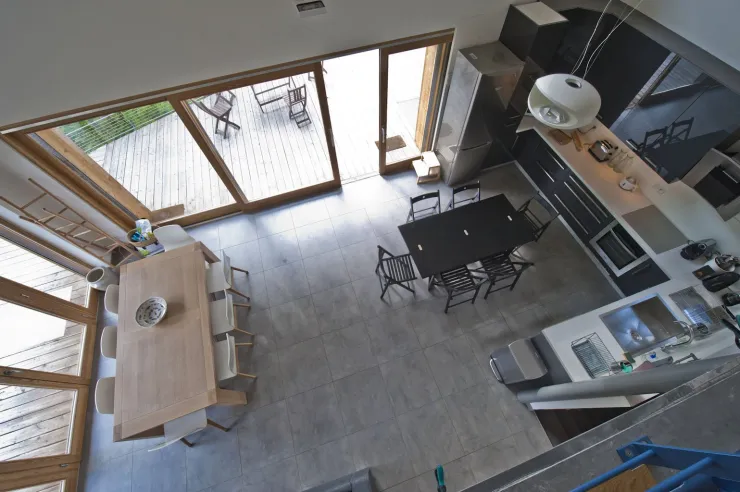 La cuisine et la salle à manger vue depuis la mezzanine