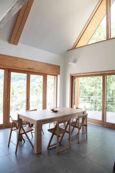 La salle à manger baignée de lumière avec sa table modulable pouvant accueillir jusqu'à 14 convives. 