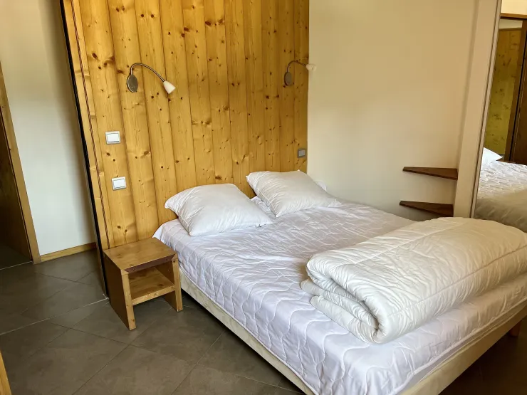Chambre 1 avec lit double et salle de bain attenante (douche et lavabo)