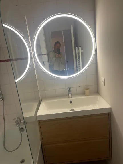 Salle de bain avec baignoire 