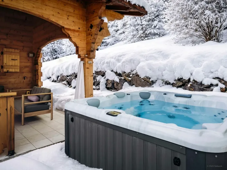 Extérieur hiver avec jacuzzi
