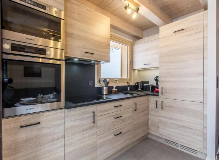 Cuisine équipée avec plaques de cuisson, frigidaire, congélateur, four, micro-ondes et lave-vaisselle