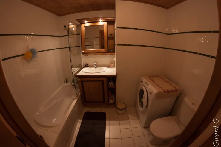 Salle de bain avec lave linge séchant 