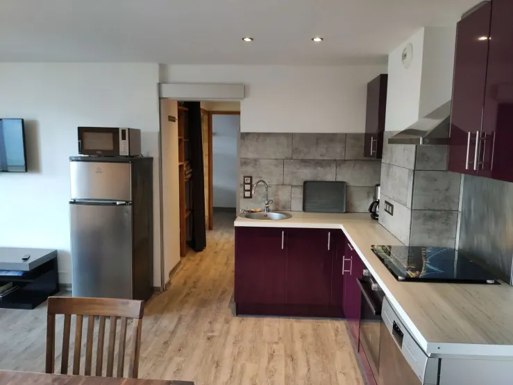 Partie cuisine avec vue sur le couloir donnant accès aux chambres
