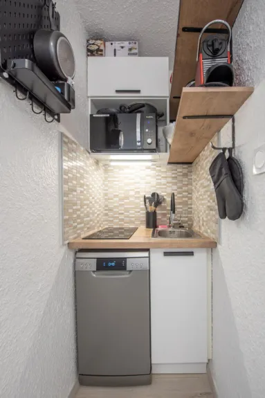 Well-equipped kitchenette with 2-burner induction hob, dishwasher, combined microwave oven, capsule and filter coffee maker, kettle, raclette machine and mixer.