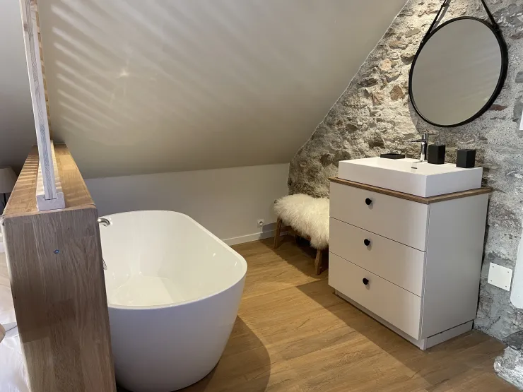 Bedroom 4 (2nd floor) : bathroom and bath