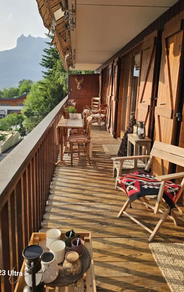 Imaginez vous, installé  sur ce balcon de 15m2, une tasse fumante ou un verre de vin à la main, contemplant la lumière rasante qui caresse les cimes au coucher du soleil...ici la montagne est votre plus belle voisine.