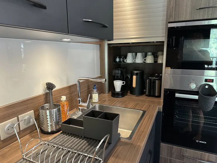 Kitchen with Senseo coffee machine (pods and filter), kettle, and toaster.