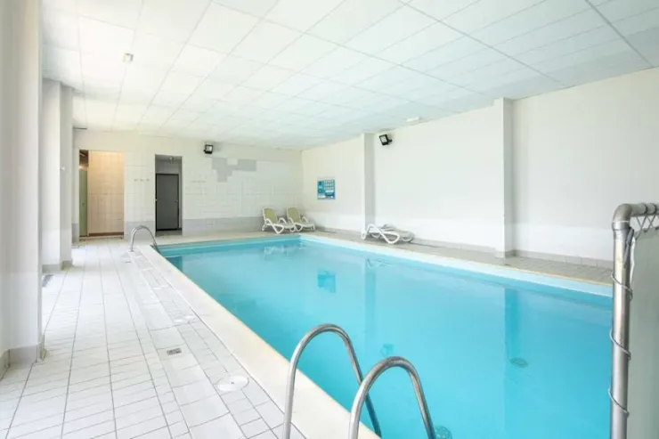 La piscine couverte et chauffée de la copropriété 