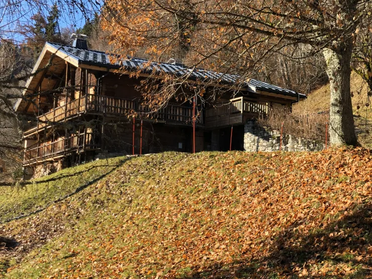 VIEW OF THE CHALET FROM THE ACCESS PATH - AUTUMN 2025