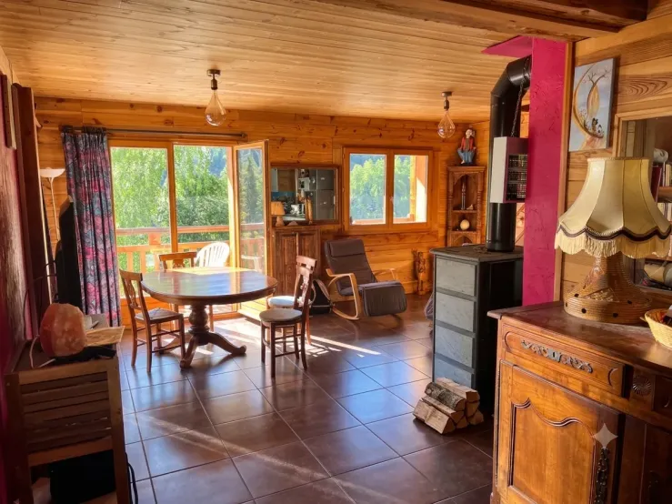 ▷ TV grand écran - Chaines TNT   
HI-FI et lecteur de CD et DVD. de nombreux CD et DVD sont à votre disposition.