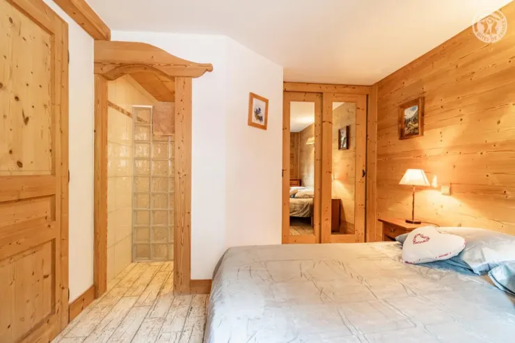 rdc : chambre avec sdb et wc
