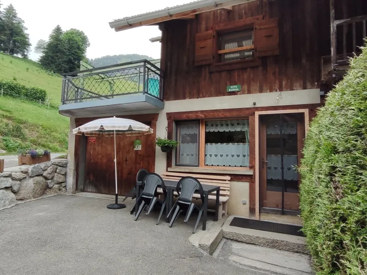 Le devant du gîte, face ouest avec le garage.et salon de jardin 