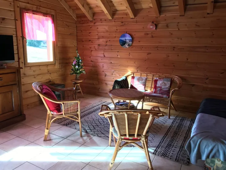 La pièce de vie avec le poêle, permettant de faire sécher les vêtements après une bonne journée de ski.