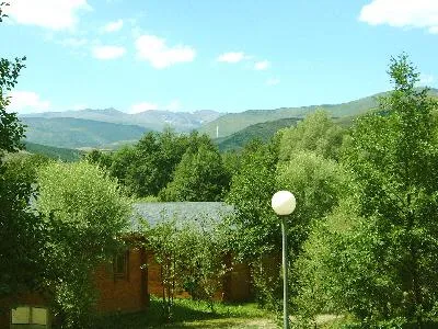 Dans un Parc arboré longeant une rivière à truite. L'accueil et le chalet modèle "REINE DES PRES" 44 m² sont accessibles aux personnes à mobilité réduite. Sur les parties communes : Barbecue, jeux pour enfants.