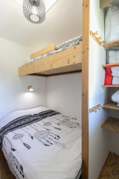 Bedroom sleeping up to 3 people: one standard 140 × 190 cm bed with a proper mattress, and one single bed (90 × 190 cm) + storage