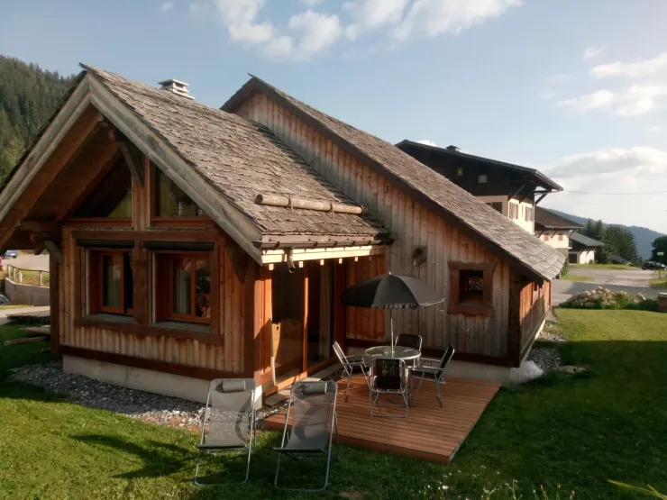 bénéficiez d'un accès extérieur à l'arrière du chalet avec terrasse, et chaises longues