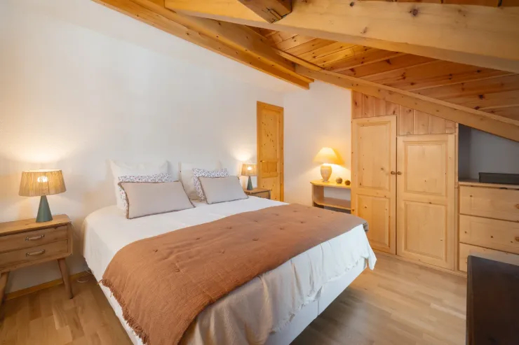 Chambre 1 : lit double en 180 et salle de bain privative