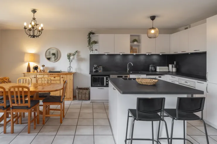 Cuisine ouverte sur salle à manger. Une deuxième table est à disposition pour les grands groupes.