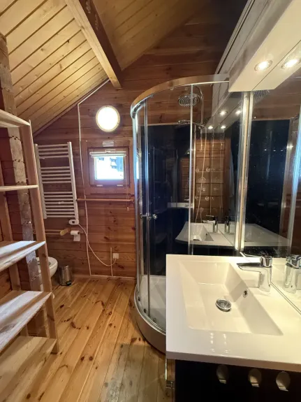 Salle de bain 1 avec WC