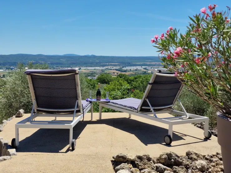 Terrasse de la piscine  en immersion totale dans l'oliveraie avec vue panoramique sans voisin