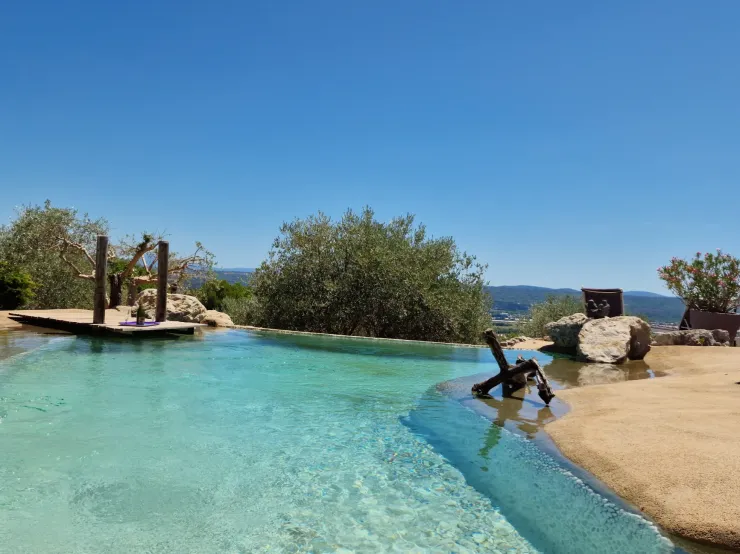 Piscine atypique avec plages de sable