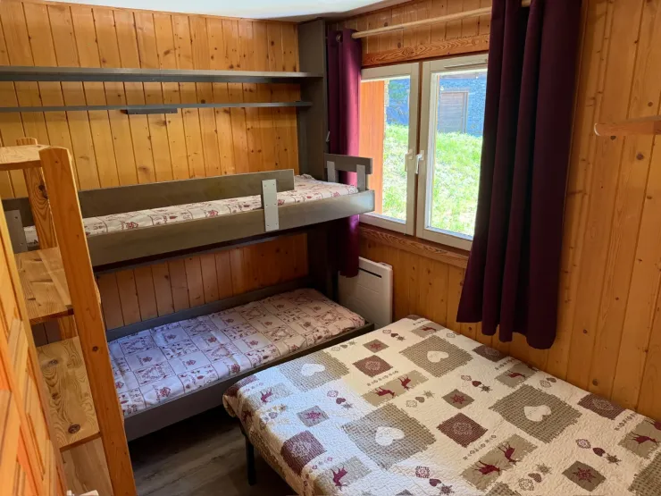Chambre 1 
- 1 lit double
- 2 lits superposés escamotables