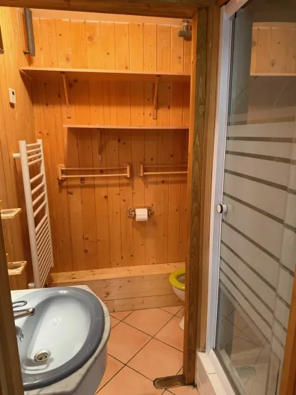 Salle de bain avec WC