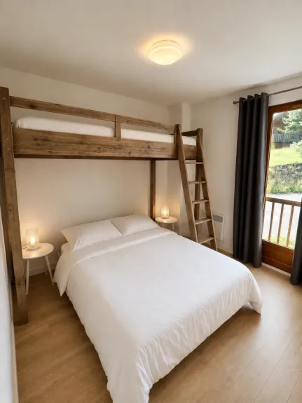 Une chambre avec un lit en 160 et un lit  mezzanine en 90 équipée d’une télé écran plat avec une clé Google chromecast (Netflix, Disney +…)