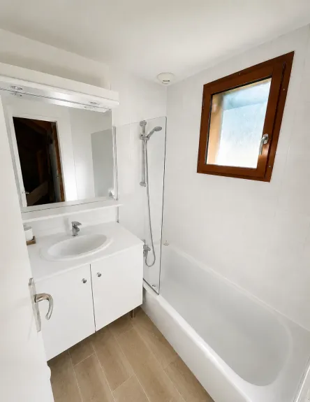 La salle de bain et sa baignoire confort 