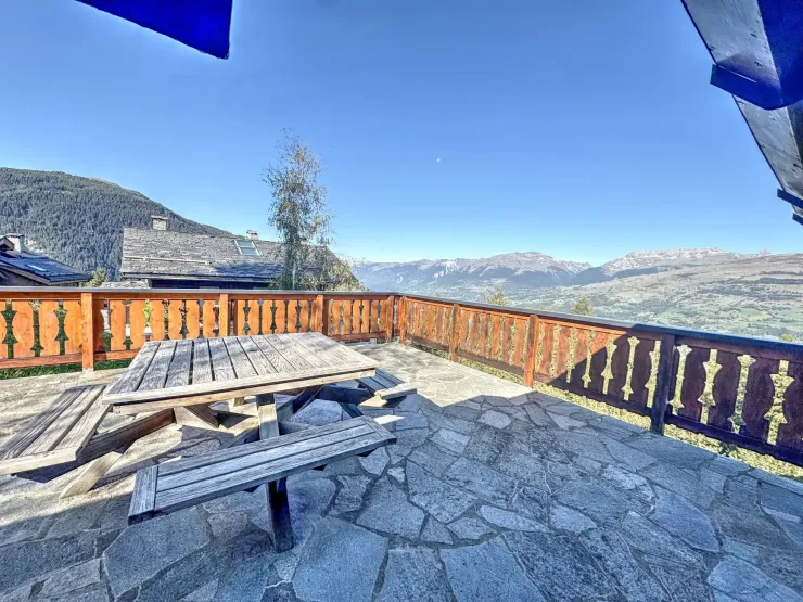 Large terrasse with views across the valley