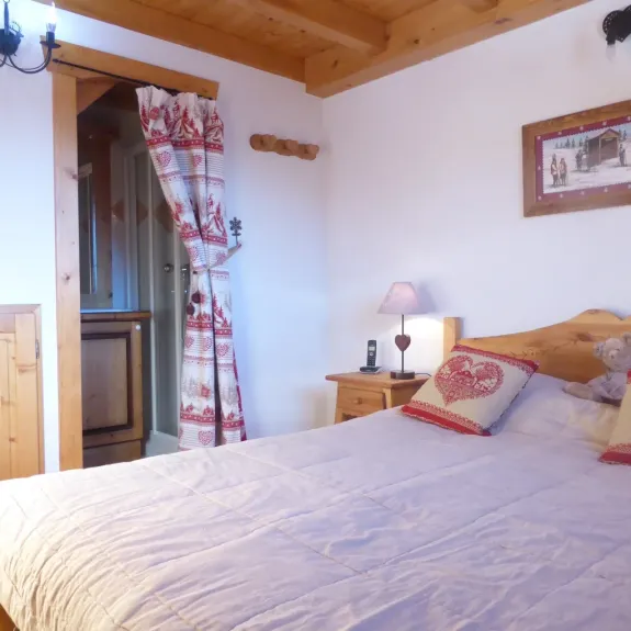 chambre 2 avec salle d'eau privative (vasque et douche)